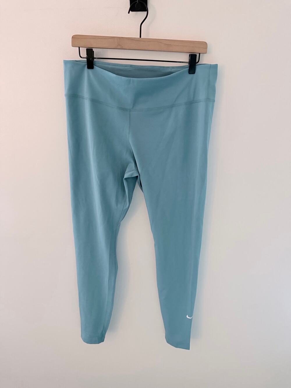NWT Nike Women’s LIGHT Blue Athleisure DriFit Leggings-Size XL